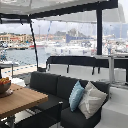 Ohana House Boat Botel