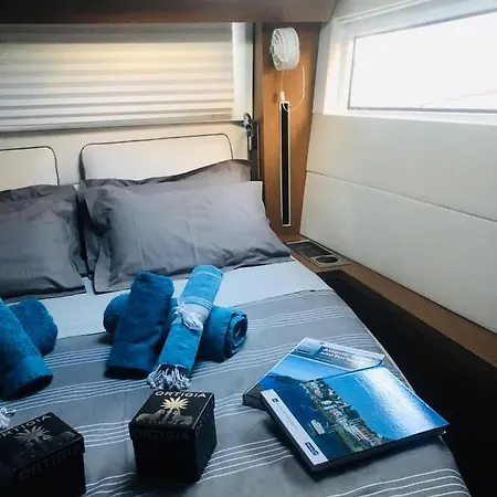 Botel Ohana House Boat *