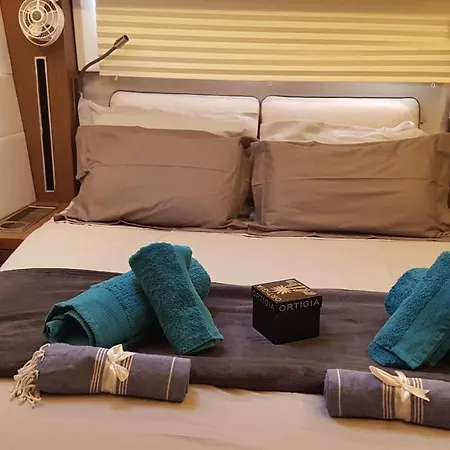Ohana House Boat Botel *